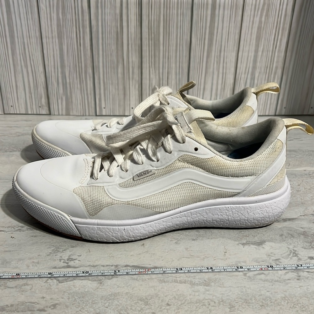 VANS Women’s UltraRange Exo White Low Top Sneakers Size 8